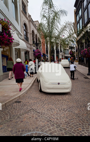 Geschäfte auf über Rodeo aus der Rodeo Drive in Beverly Hills Kalifornien im Jahr 2011 Stockfoto