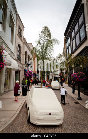 Geschäfte auf über Rodeo aus der Rodeo Drive in Beverly Hills Kalifornien im Jahr 2011 Stockfoto