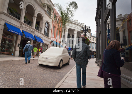 Geschäfte auf über Rodeo aus der Rodeo Drive in Beverly Hills Kalifornien im Jahr 2011 Stockfoto