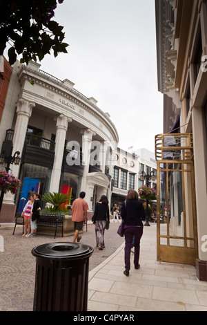 Geschäfte auf über Rodeo aus der Rodeo Drive in Beverly Hills Kalifornien im Jahr 2011 Stockfoto