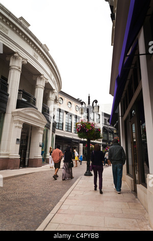 Geschäfte auf über Rodeo aus der Rodeo Drive in Beverly Hills Kalifornien im Jahr 2011 Stockfoto