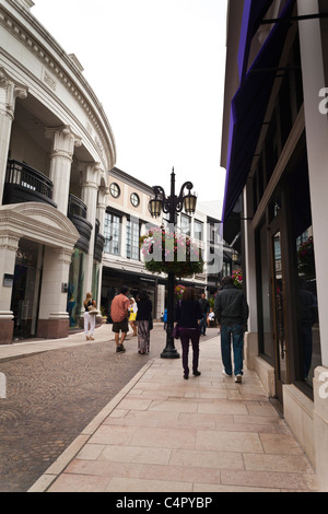 Geschäfte auf über Rodeo aus der Rodeo Drive in Beverly Hills Kalifornien im Jahr 2011 Stockfoto