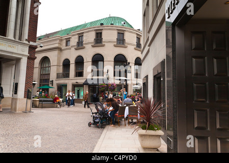 Geschäfte auf über Rodeo aus der Rodeo Drive in Beverly Hills Kalifornien im Jahr 2011 Stockfoto