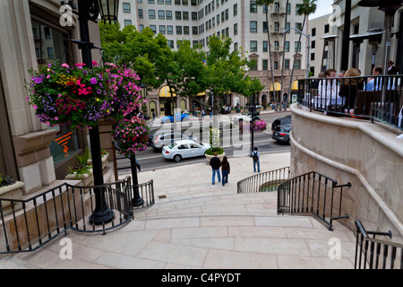 Geschäfte auf über Rodeo aus der Rodeo Drive in Beverly Hills Kalifornien im Jahr 2011 Stockfoto