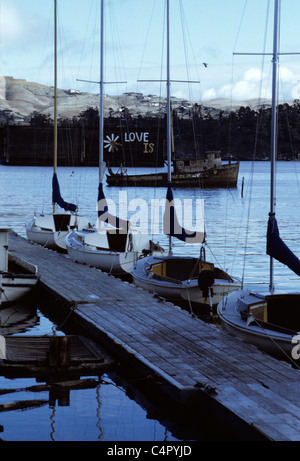 Malerische Aussicht in Sausalito Segelboote und alten Trockendock mit Worten Liebe ist gemalt auf der Seite Stockfoto