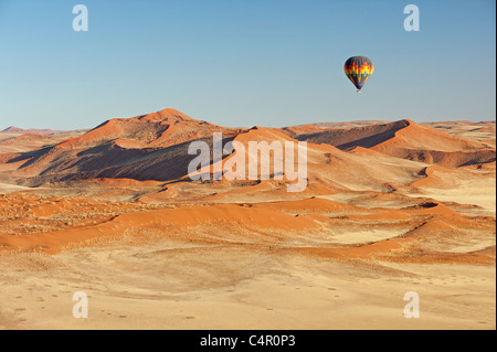 Luftaufnahme des Heißluftballon über Sanddünen, Namib-Wüste. Stockfoto