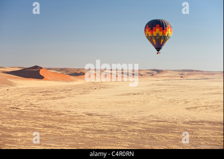 Luftaufnahme des Heißluftballon über Sanddünen, Namib-Wüste. Stockfoto