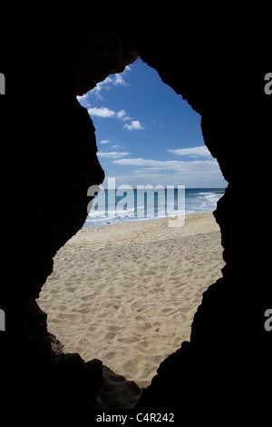 Blick vom Höhle am Playa del Congrio, in der Nähe von Playa Blanca, Lanzarote Stockfoto