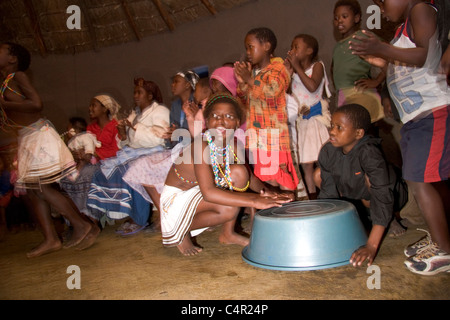 Dorf-Kinder führen einen zeremoniellen Tanz, Transkei, Südafrika Stockfoto