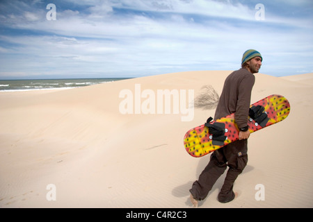 Mann Sandboarding, Jeffreys Bay, Südafrika Stockfoto