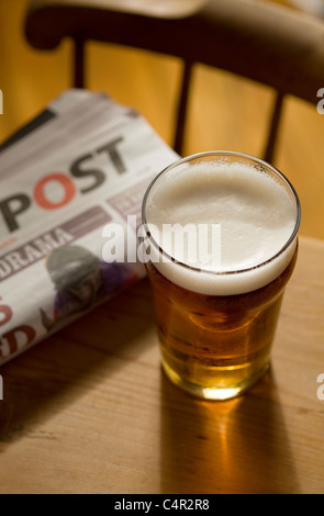 britische Bier im Pub Tabelle Stockfoto