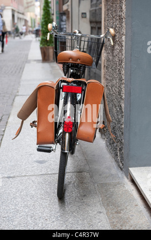 traditionellen Stil Fahrrad mit Ledersatteltaschen und Sitz Stockfoto