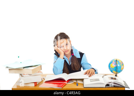 Gelangweilte Schülerin mit vielen Büchern auf Tisch müde des Studiums vor weißem Hintergrund Stockfoto