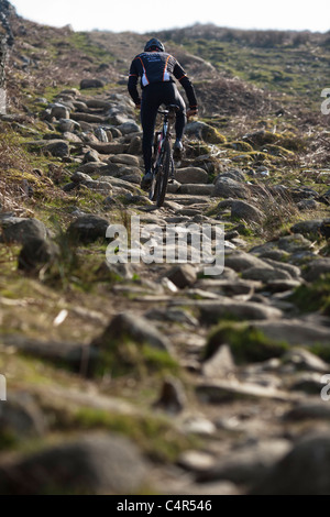 Irische Mountain Bike Champion Robin Seymour reitet auf einem felsigen Pfad, County Wicklow, Irland Stockfoto