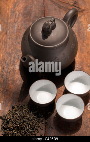 chinesischer Grüntee traditionellen Pot und Tassen über alte Holzplatte Stockfoto