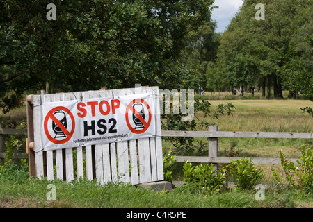 High Speed 2 Stoppschild vor Whitacre Heath Golf Club, in der Nähe von Packington, Staffordshire. Stockfoto