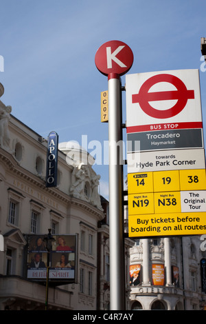 Bus Stop-Schild, Trocadero, Shaftesbury Avenue, London, England Stockfoto