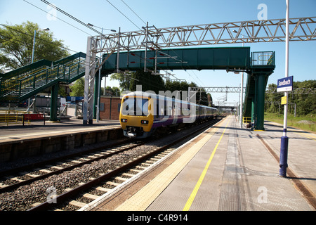 Bahnhof mit Brücke ersetzte Spaziergang in Sandbach Cheshire UK Stockfoto