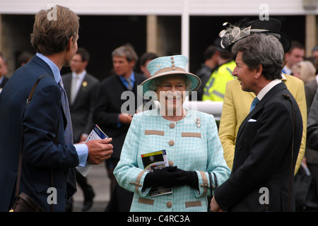 Queen Elizabeth genießt den Tag bei Newbury Rennen, ihr Pferd, eigensinnigen Blick ausgeführt ehrenvoll zu sehen. Stockfoto