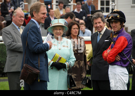 Queen Elizabeth genießt den Tag bei Newbury Rennen, ihr Pferd, eigensinnigen Blick ausgeführt ehrenvoll zu sehen. Stockfoto