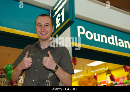 Andy Whyment, der Kirk Sutherland in Coronation Street spielt, eröffnet der neue Poundland Store im Park Zentrum Stockfoto