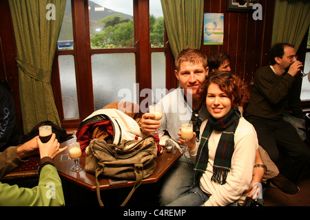 Genießen einen Irish Coffee in einem Pub an einem regnerischen Tag, Irland Stockfoto