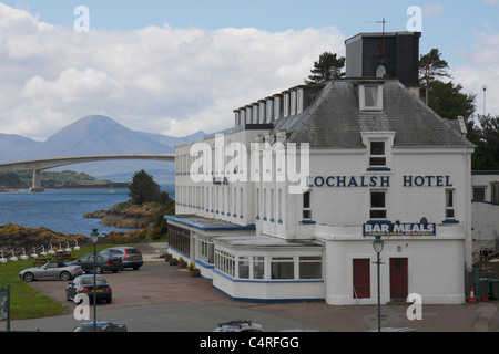 Lochalsh Hotel, Kyle of Lochalsh, mit Skye Bridge im Hintergrund Stockfoto