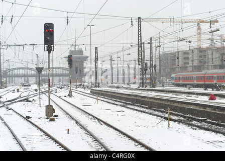 Münchner Hauptbahnhof an einem grauen Schneetag Stockfoto