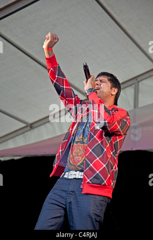 Manak-E, mit Sitz in England, Punjabi Bhangra Sänger auf der Bühne auf der O2 Glasgow Mela 2011 im Kelvingrove Park. Stockfoto