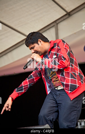 Manak-E, mit Sitz in England, Punjabi Bhangra Sänger auf der Bühne auf der O2 Glasgow Mela 2011 im Kelvingrove Park. Stockfoto