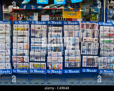 Internationale Zeitungen Anzeigen außerhalb Zeitungsladen Stockfoto