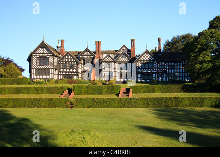 Am frühen Morgen über Bramall Hall in Bramhall, Cheshire UK Stockfoto