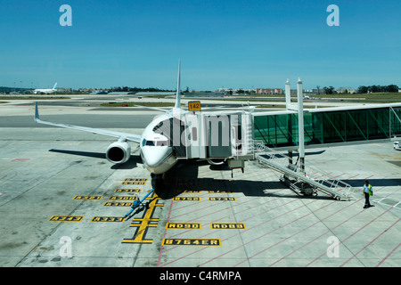 Ein Passagierflugzeug ist das Terminal am Flughafen Lissabon in Portugal angedockt. Stockfoto