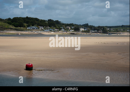 Blick über die Mündung des Camel, zwischen Padstow und Rock, Cornwall England mit der Flut heraus. Rote Markierung Bouy im Vordergrund, Stockfoto