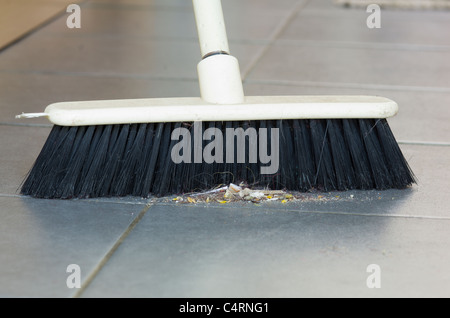 Besen Pinsel den Staub vom Fliesenboden Stockfoto