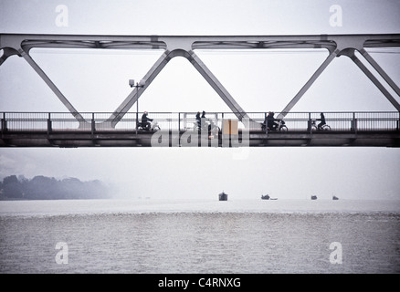 Trang Tien Brücke über dem Parfüm-Fluss, Hue, Vietnam Stockfoto