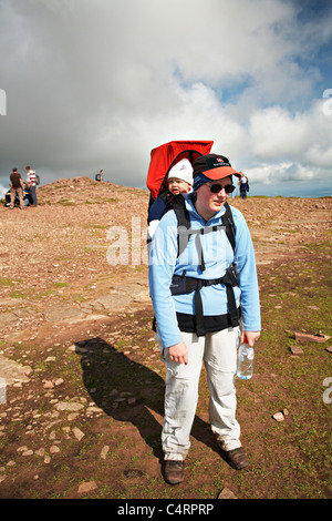 Mutter und Kind auf dem Gipfel des Pen y Fan, Brecon Beacons National Park, Wales Stockfoto