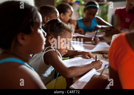 Kinder haben bei Agrovila Marudá, ein Quilombo im Nordosten Brasiliens Alcântara, Maranhão, Verstärkung Klasse zu Hause. Stockfoto