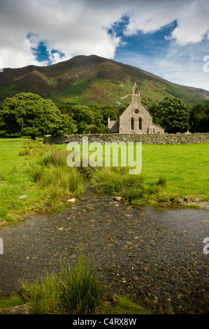 Ein Bach an der Seite der St. Bega's Church (am Fuße von Ullock Pike und Skiddaw), der in den Bassenthwaite See mündet. Cumbria. Stockfoto
