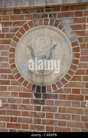 Amerikanischen Great Seal auf den ehemaligen US-Botschaft "Höhle der Spionage", Teheran, Iran Stockfoto