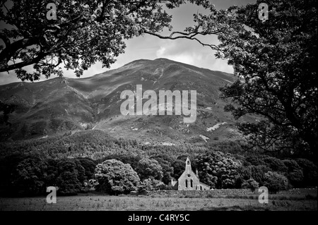 Monochrome Aufnahme der abgelegenen St. Bega's Church in Bassenthwaite am Fuße von Ullock Pike und Skiddaw. Cumbria. Stockfoto