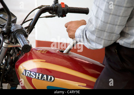 Befüllen des Tanks an einer Tankstelle in Osku, Iran Stockfoto