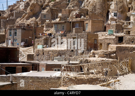 Lehmhäuser in das Dorf Kandovan, Iran am Fuße eines Berges Stockfoto