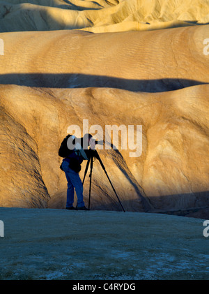 Fotograf am Zabriskie Point. Death Valley Nationalpark, Kalifornien Stockfoto