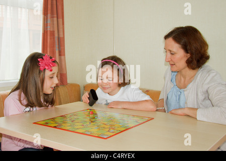 Familie spielen Schlangen und Leitern in Wohnwagen Stockfoto