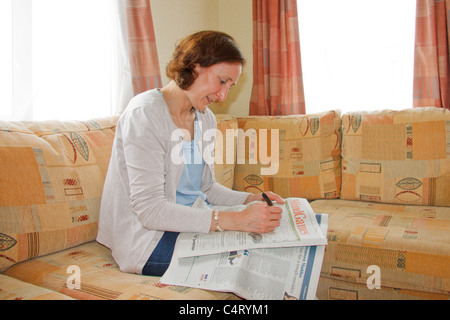 Frauen sitzen tun, Wort-Puzzle während des Urlaubs in Wohnwagen Stockfoto