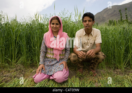 Portrait einer Frau und junge jungen nahe Manasbal See, im Bundesstaat Jammu & Kaschmir, Indien Stockfoto