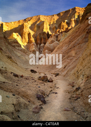 Trail und Felsformationen aus Golden Canyon Trail. Death Valley Nationalpark, Kalifornien Stockfoto