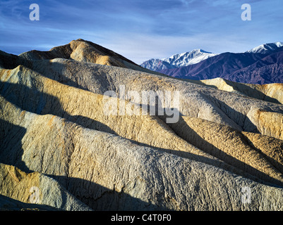 Felsformationen und Schnee bedeckt Telescope Peak von Golden Canyon Trail. Death Valley Nationalpark, Kalifornien Stockfoto