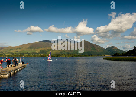Boote, die auf dem Bassenthwaite Lake mit Skiddaw in der Ferne segeln. Lake District National Park. Cumbria. VEREINIGTES KÖNIGREICH Stockfoto